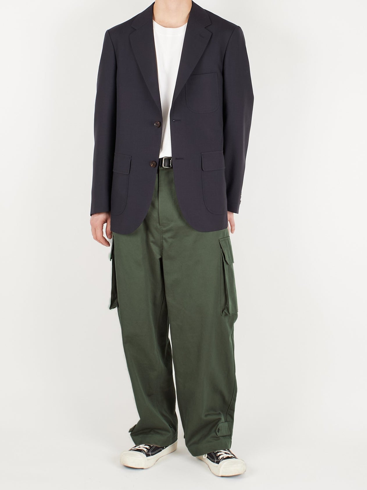 Model 176cm/62kg size M color KHAKI着用