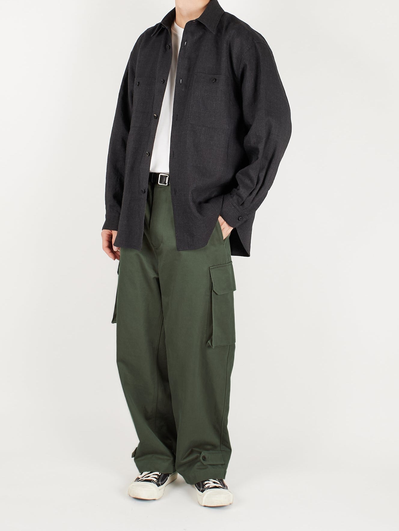 Model 176cm/62kg size M color KHAKI着用