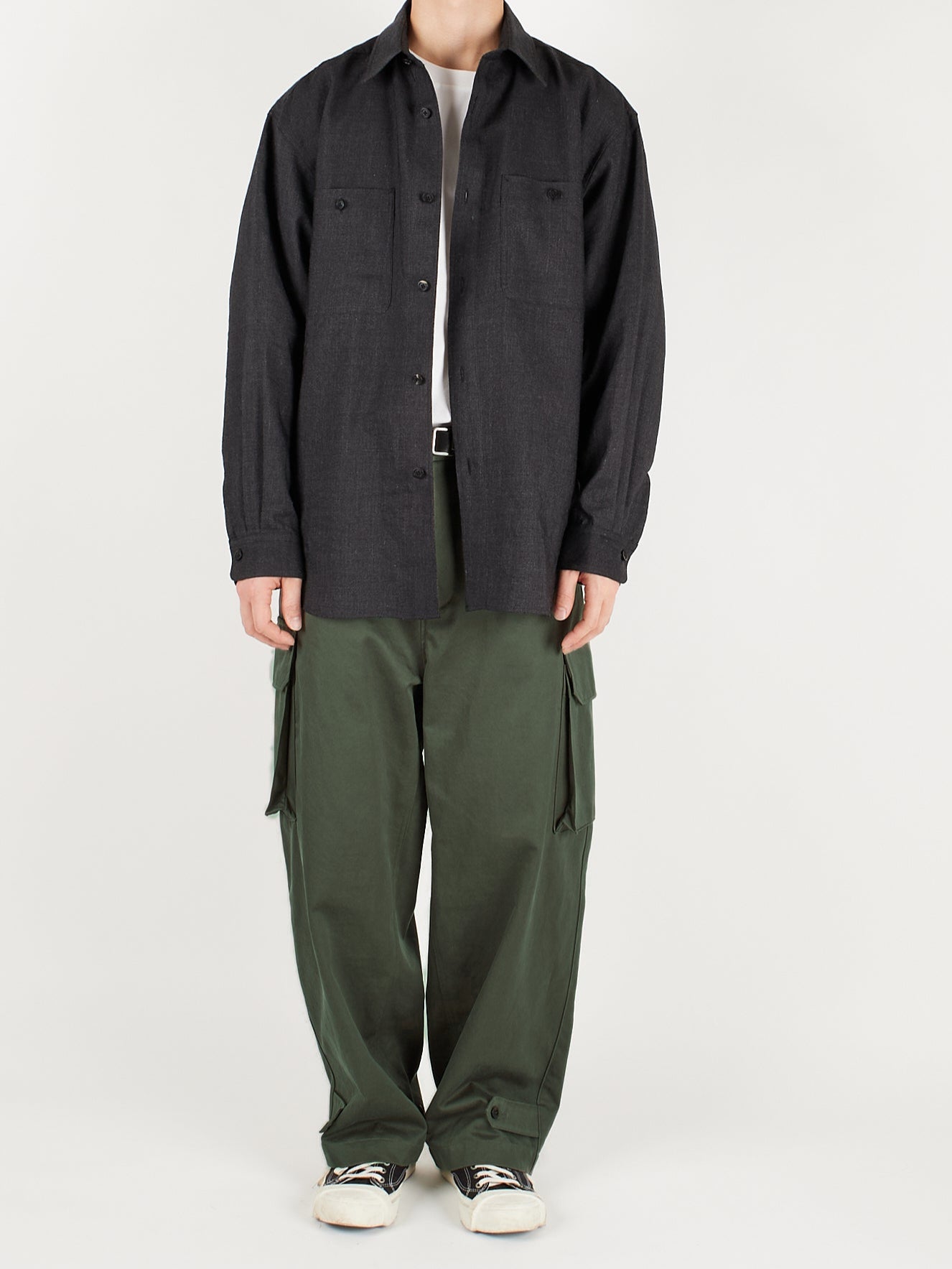 Model 176cm/62kg size M color KHAKI着用