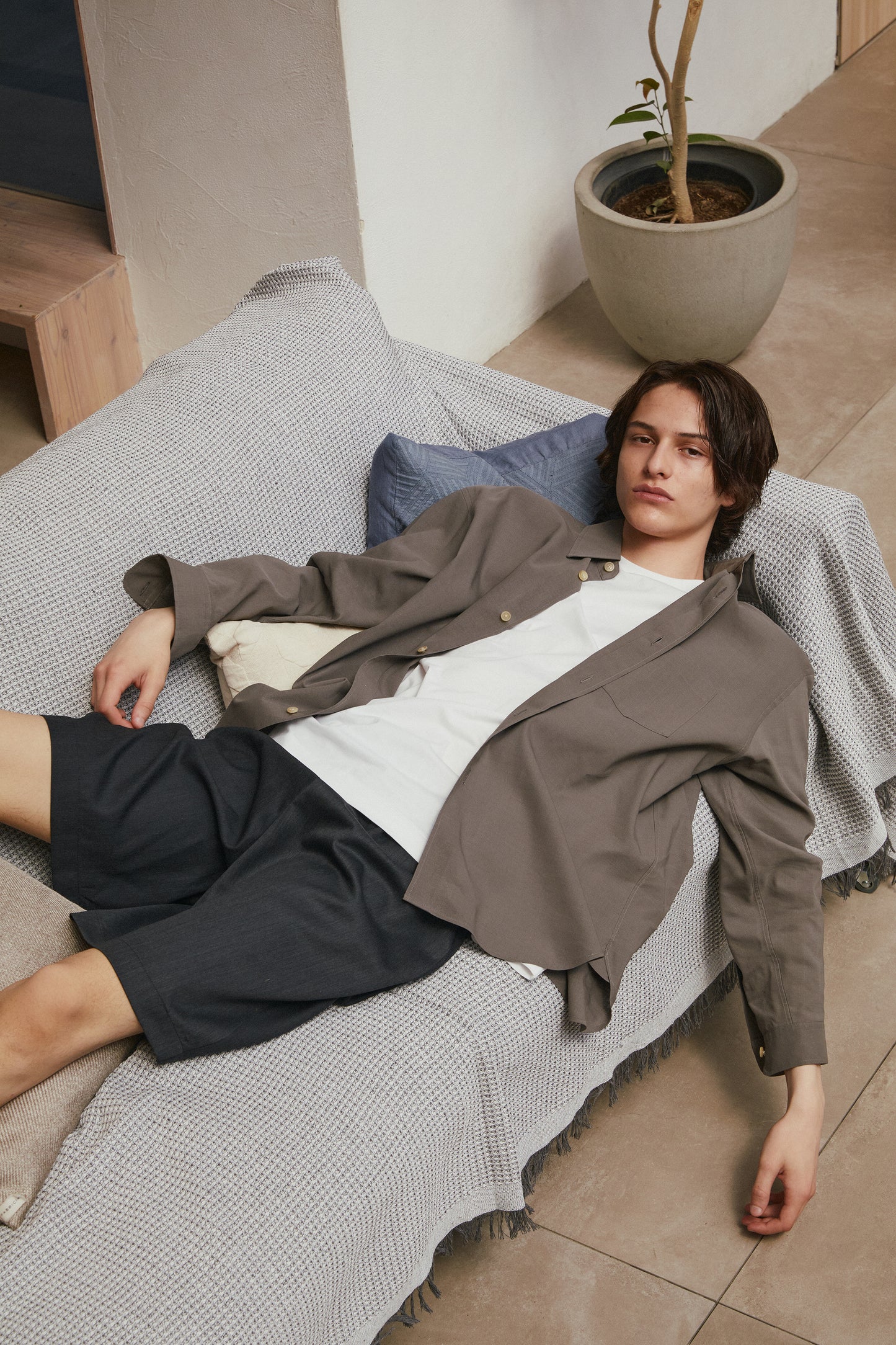 Super130's WOOL LIGHT GABARDINE SHORT PANTS|TOP CHARCOAL
