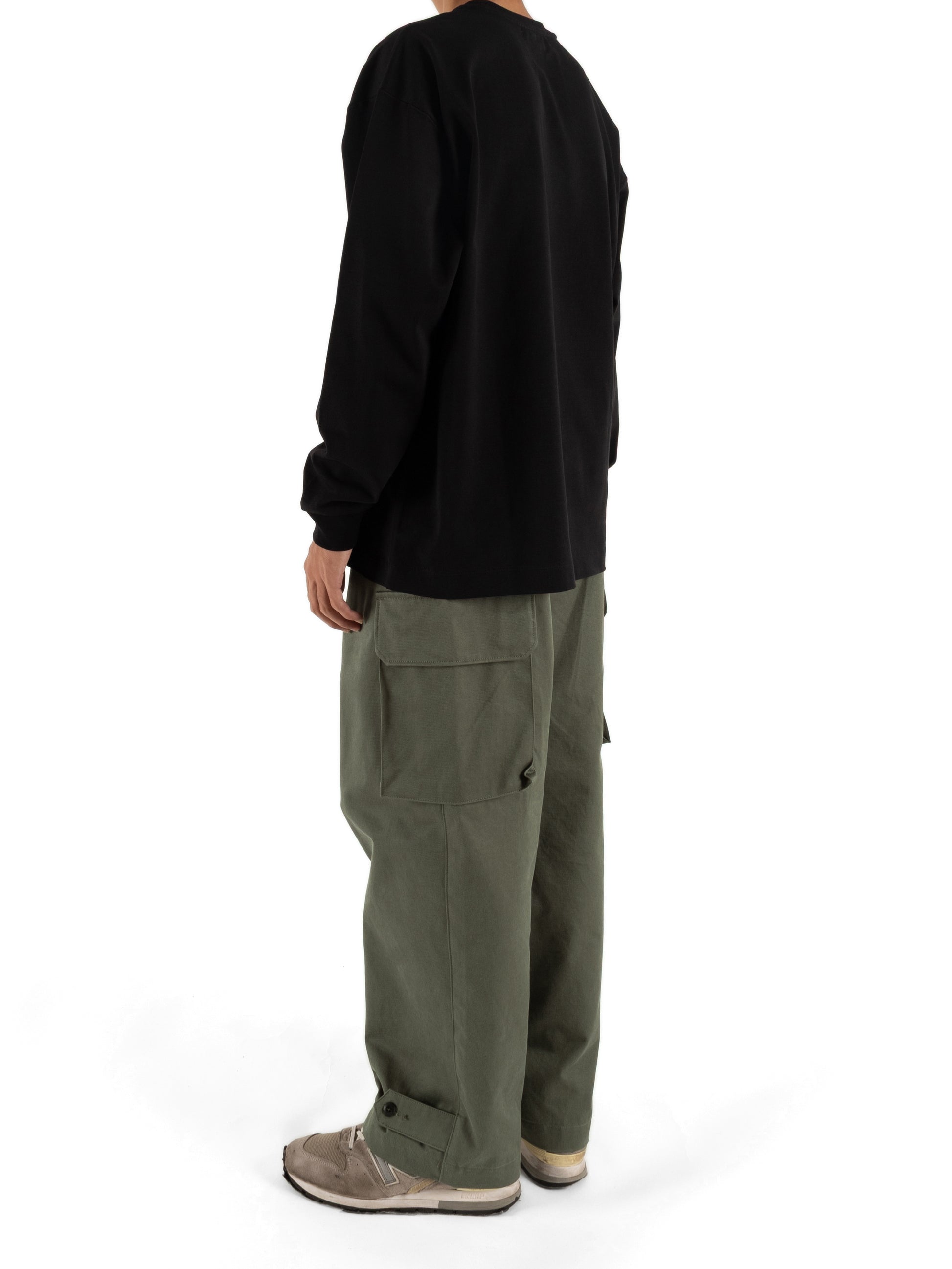 Model 173cm/60kg size M color BLACK着用