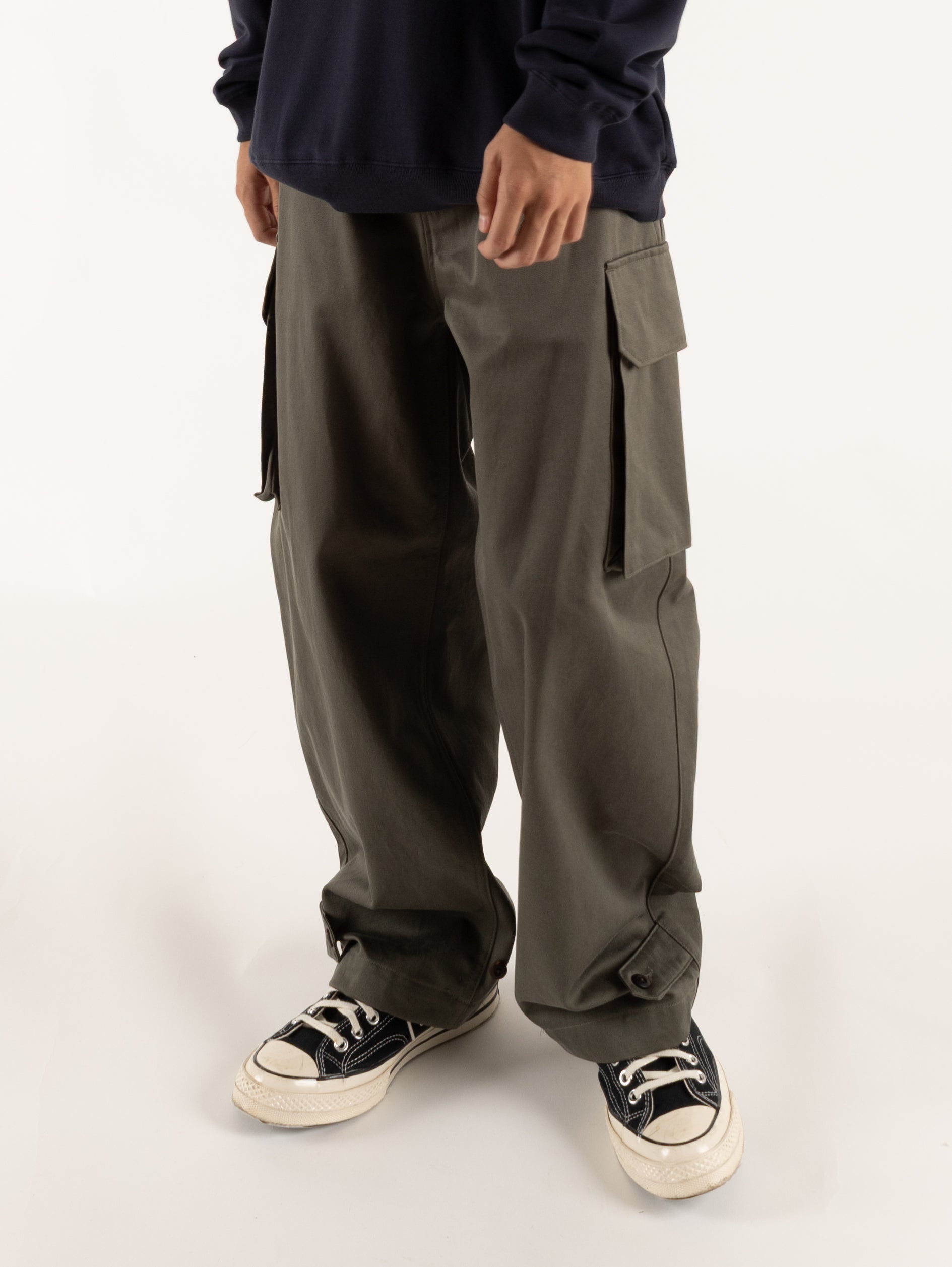 Model 164cm/52kg size S color KHAKI着用