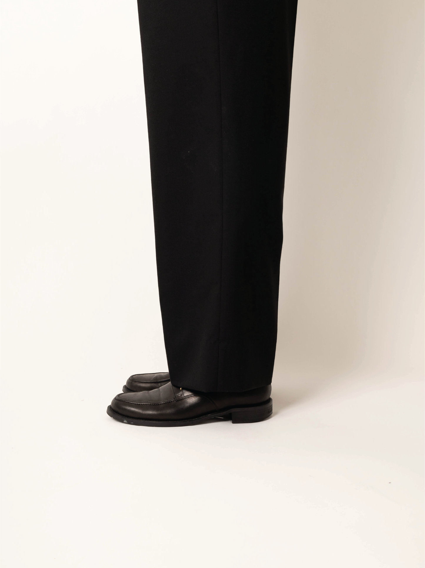 【未使用】コルニエ Super130's ウールスラックス チャコール S コルニエSuper130's WORSTED WOOL WIDE SLACKS