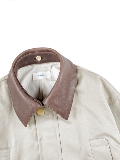 LEATHER COLLAR FINX/ZIMBABWE COTTON TWILL BLOUSON｜GREIGE