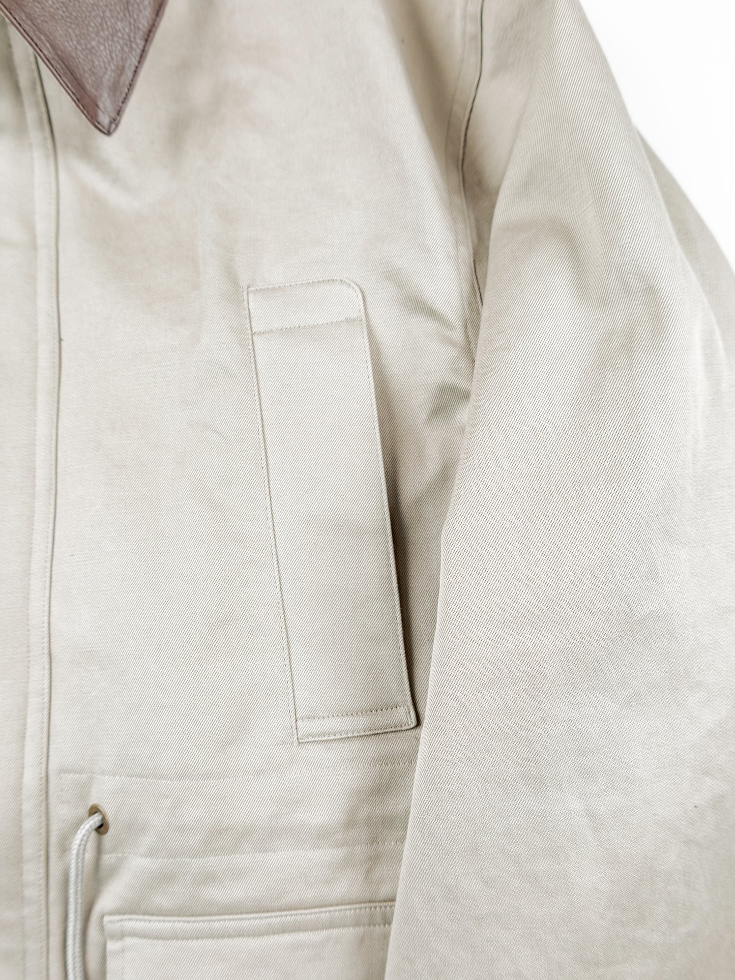 LEATHER COLLAR FINX/ZIMBABWE COTTON TWILL BLOUSON｜GREIGE