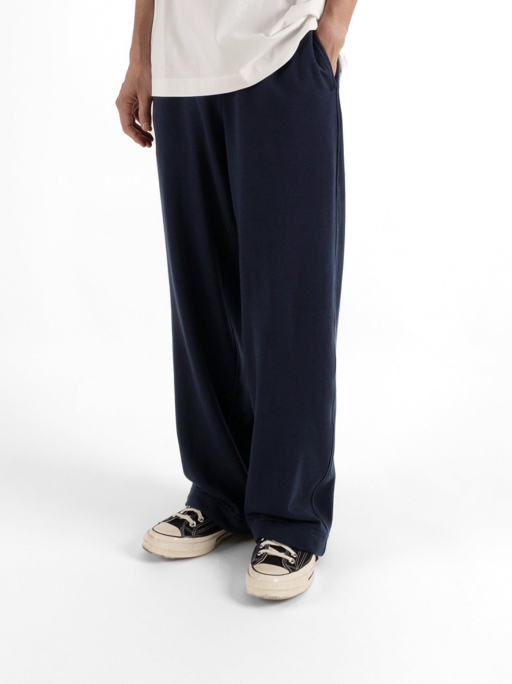 Model 176cm/62kg size M color NAVY着用