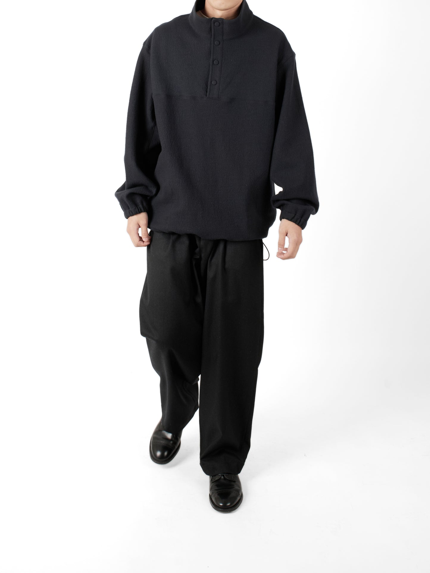 Model 165cm/53kg size S color BLACK着用