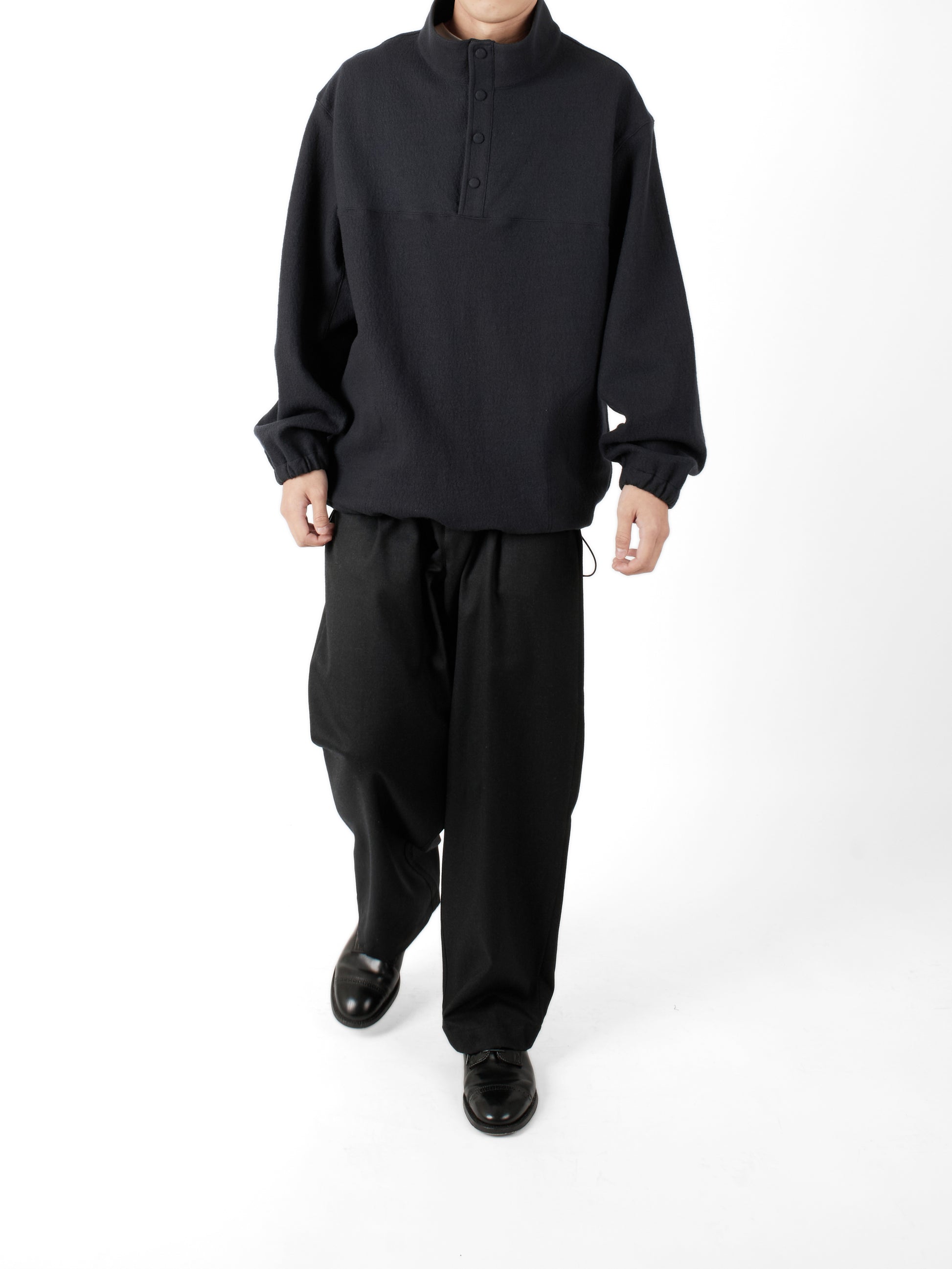 Model 165cm/53kg size S color BLACK着用