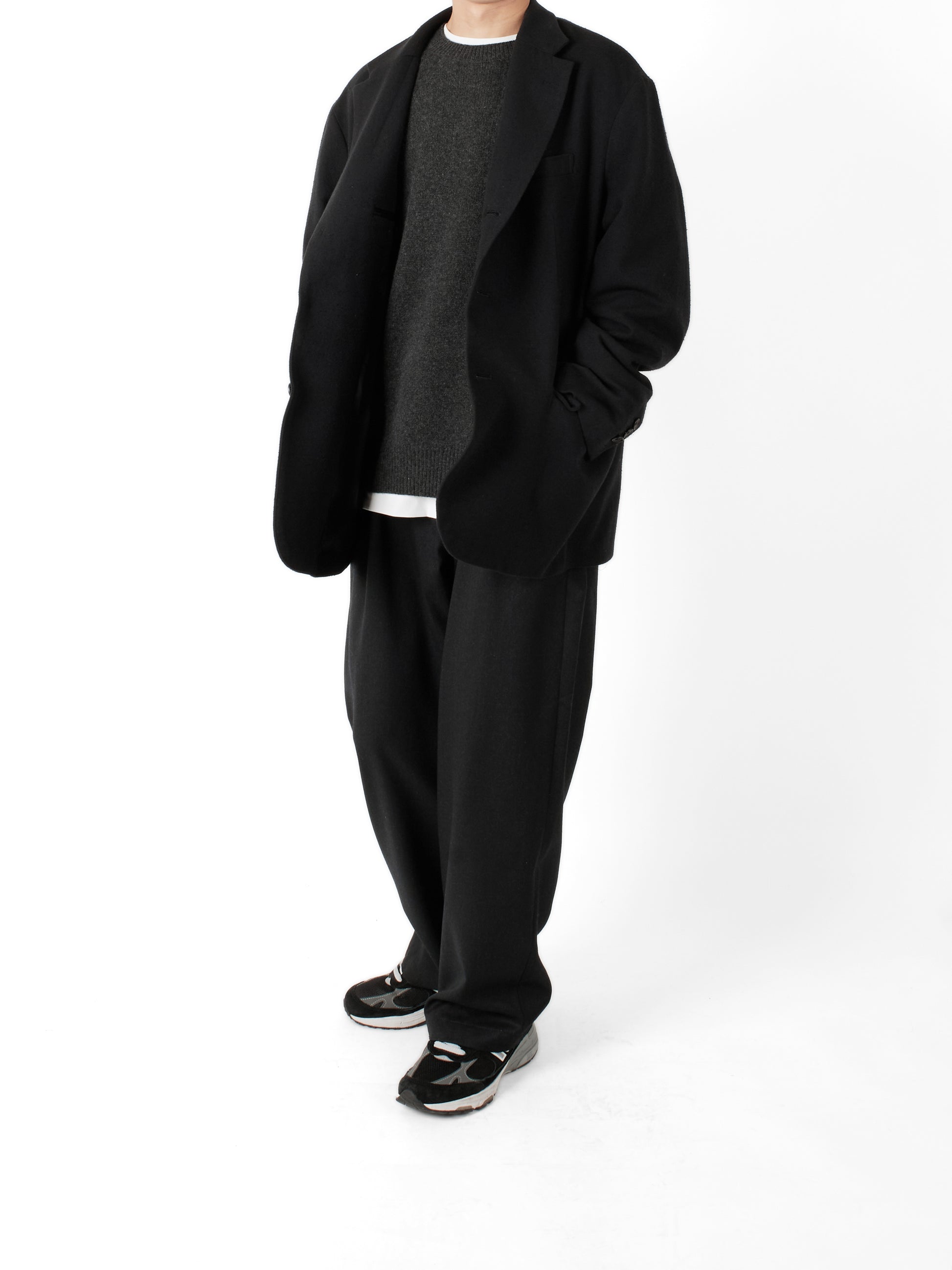 Model 165cm/53kg size S color BLACK着用