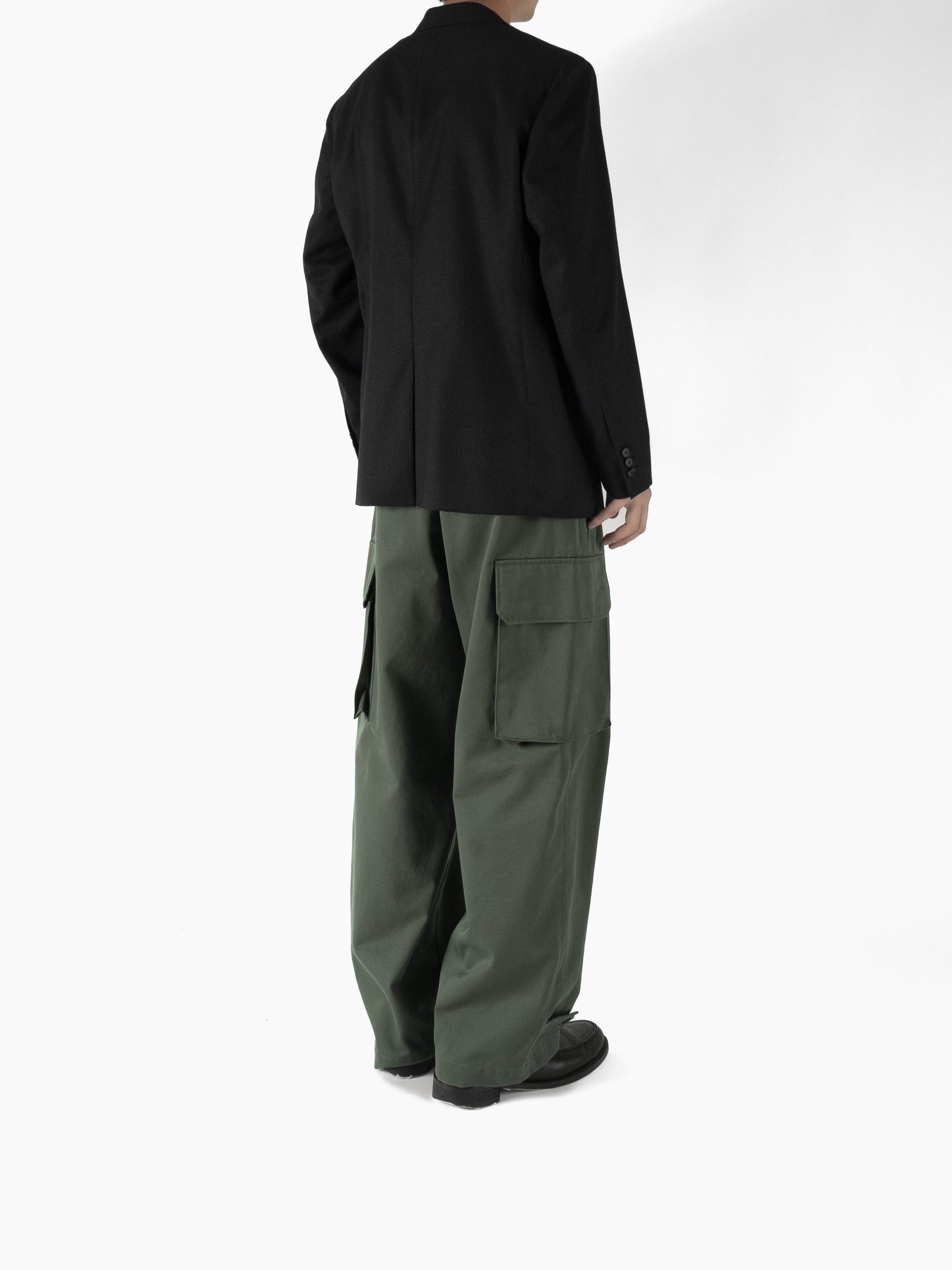Model 176cm/62kg size M color BLACK着用