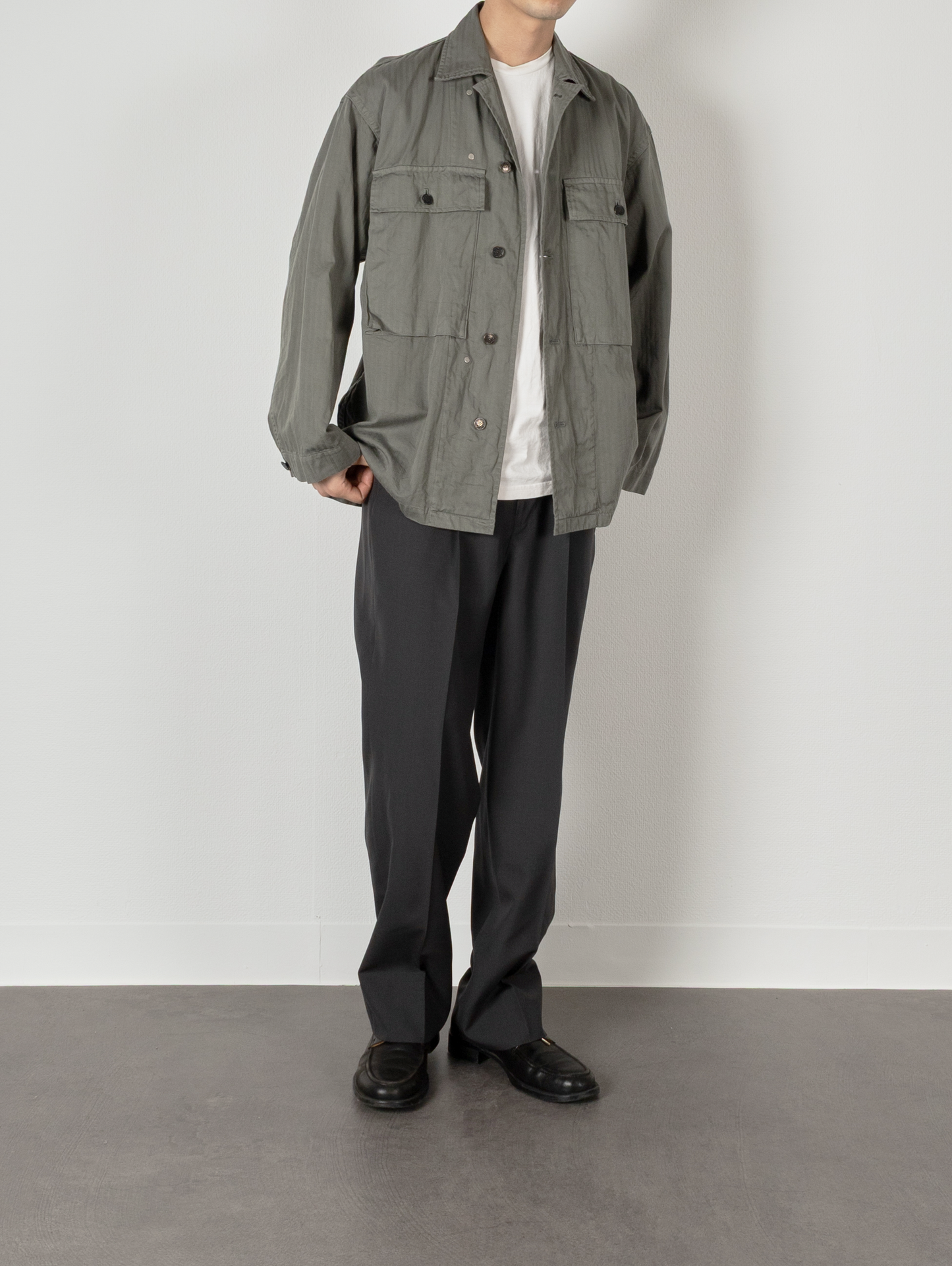 Model 176cm/62kg size M color FOG KHAKI着用