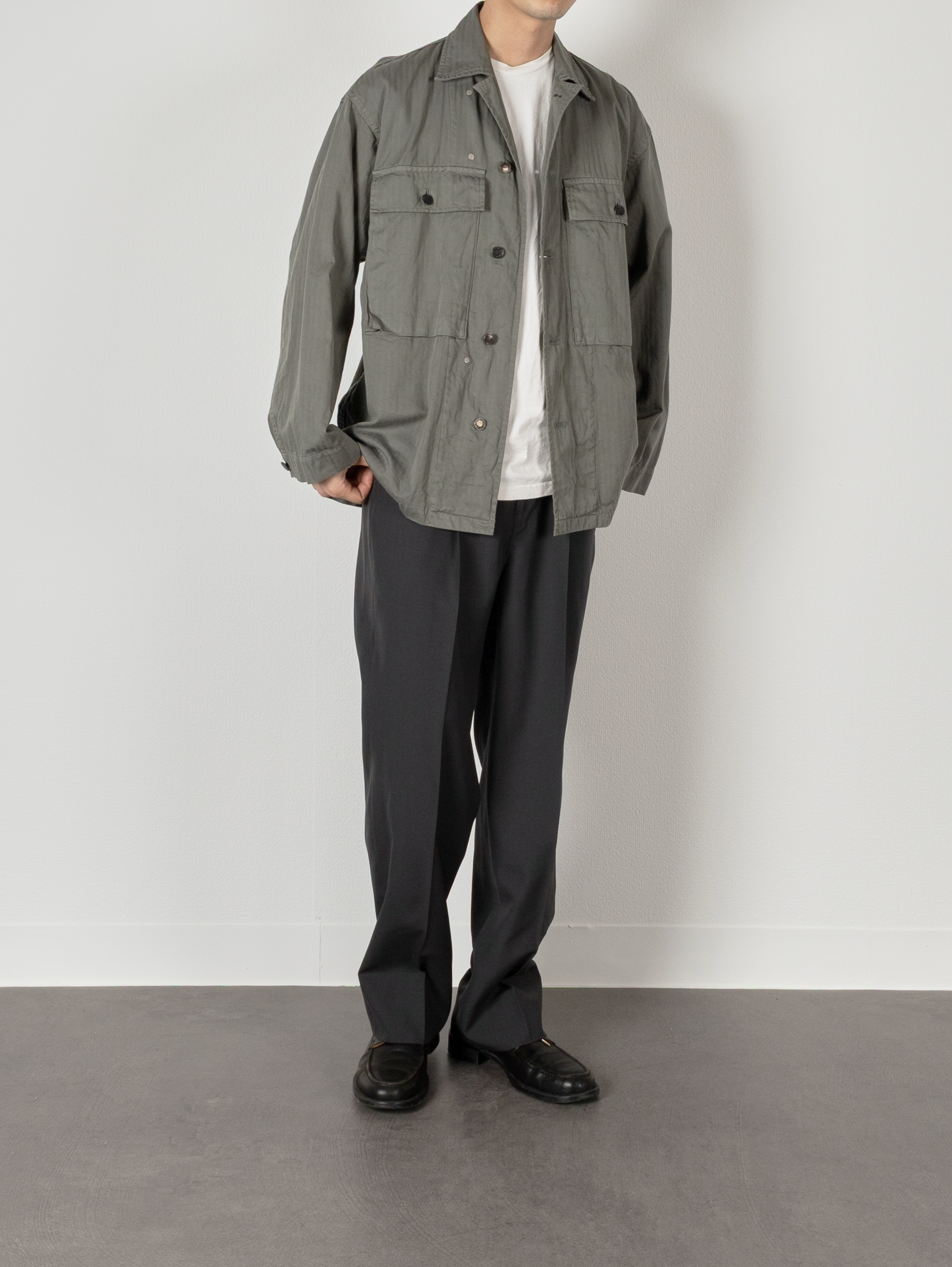 Model 176cm/62kg size M color FOG KHAKI着用