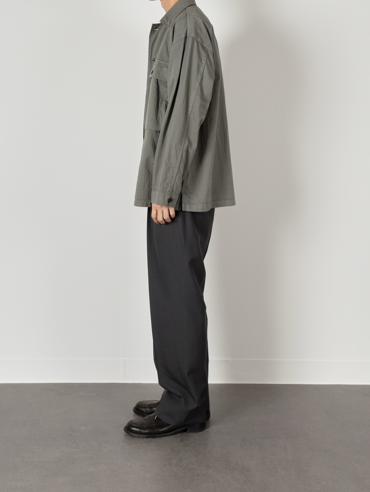 Model 176cm/62kg size M color FOG KHAKI着用