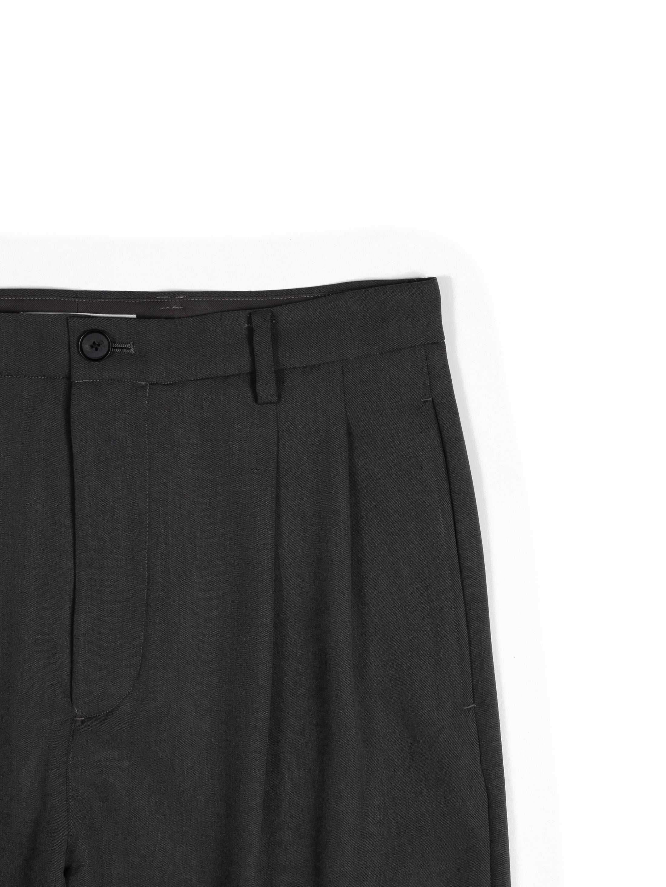 Super130's WORSTED WOOL GABARDINE 2-TUCK PANTS｜AGED GRAY – Cornier