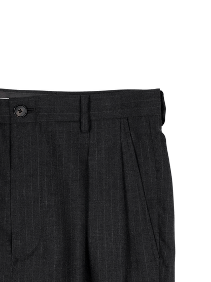 Super130's WORSTED WOOL STRIPE 2-TUCK PANTS｜CHARCOAL STRIPE