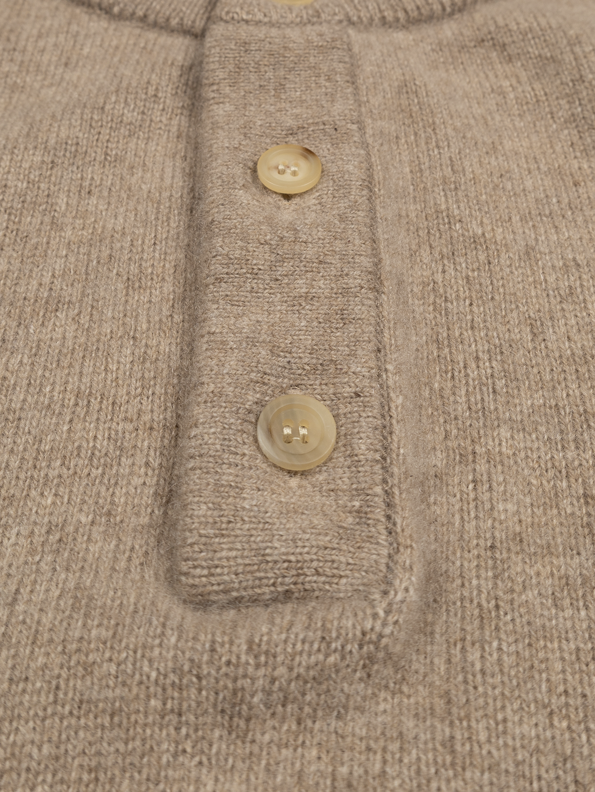 ALASHAN CASHMERE HENLEY NECK SWEATER｜TOP BEIGE