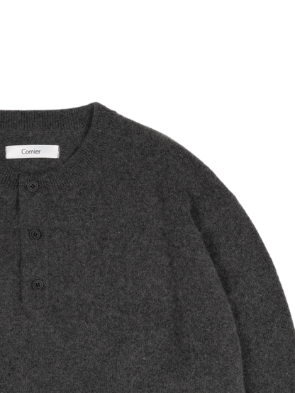 ALASHAN CASHMERE HENLEY NECK SWEATER｜CHARCOAL