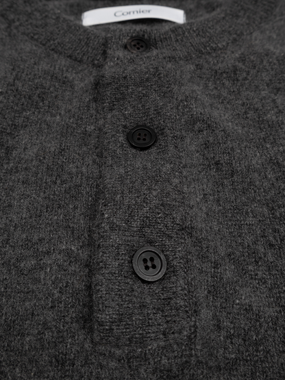 ALASHAN CASHMERE HENLEY NECK SWEATER｜CHARCOAL