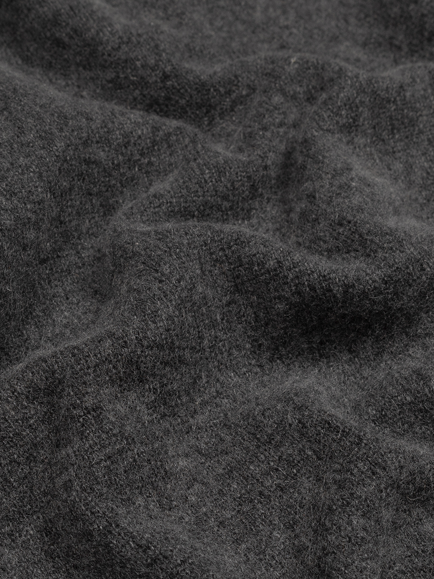 ALASHAN CASHMERE HENLEY NECK SWEATER｜CHARCOAL
