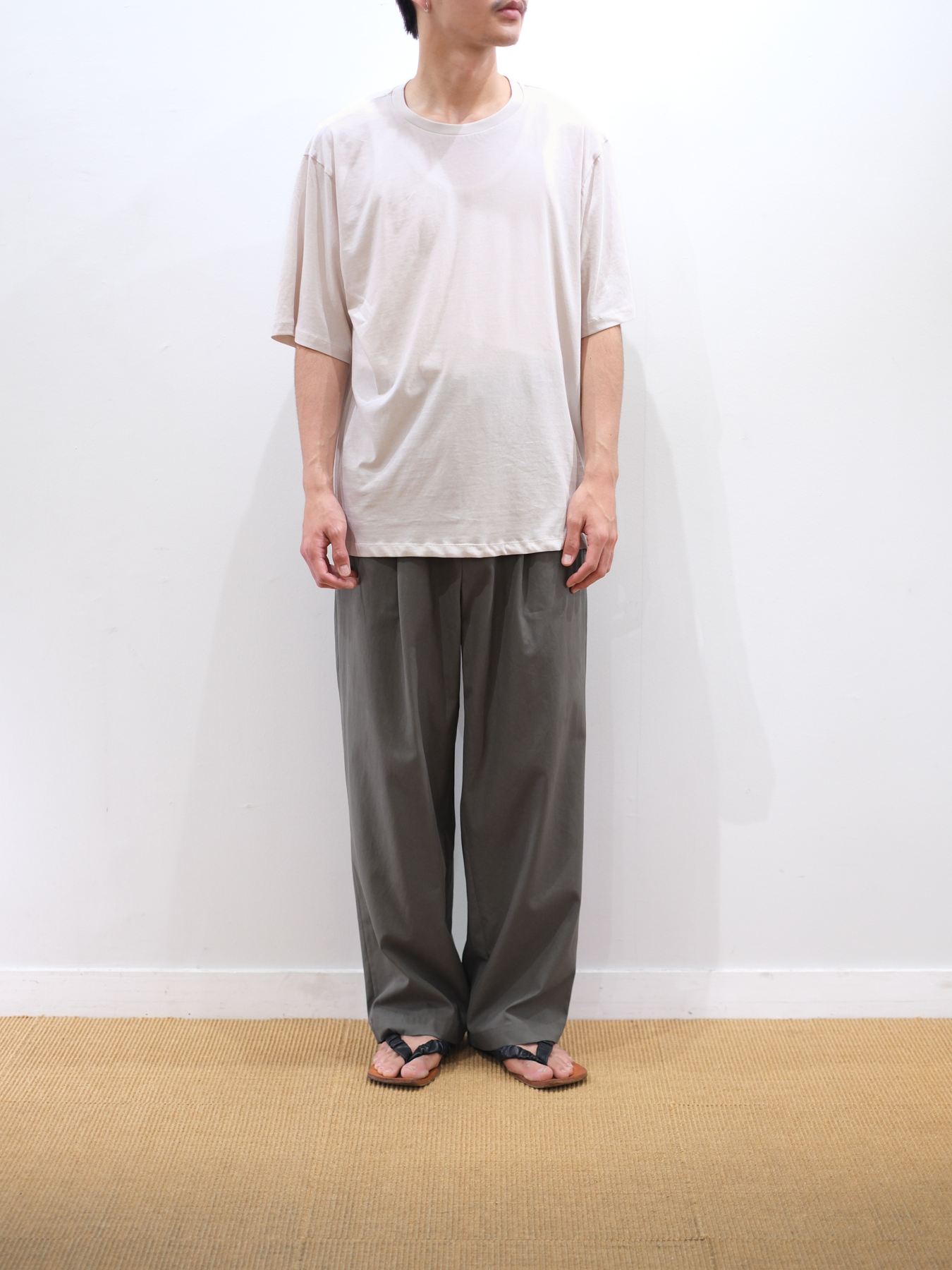 Model 175cm size L color WHITE GRAY着用