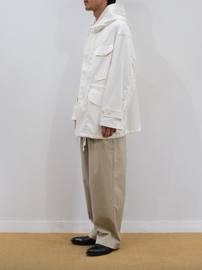 Model 175cm size L color ECRU着用