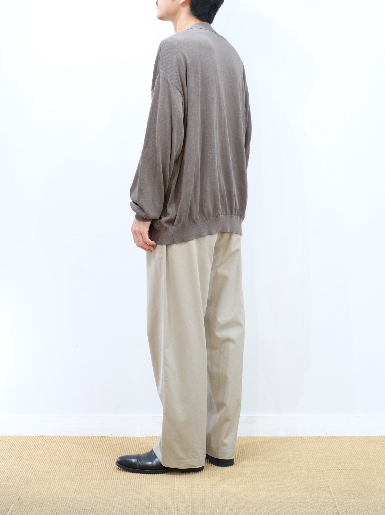 Model 175cm size L color GREIGE着用