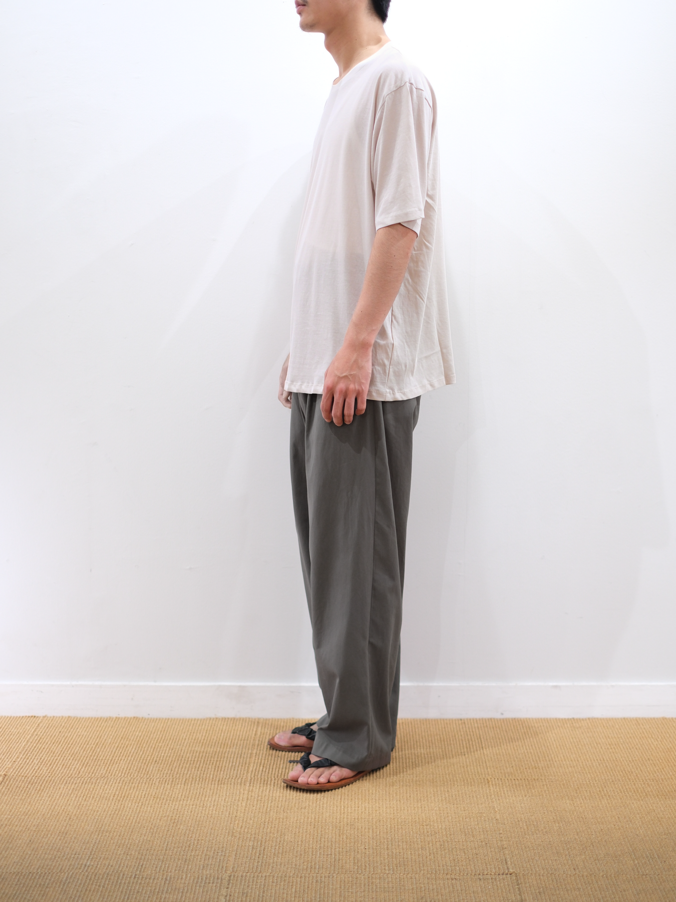 Model 175cm size L color WHITE GRAY着用