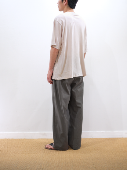 Model 175cm size L color WHITE GRAY着用