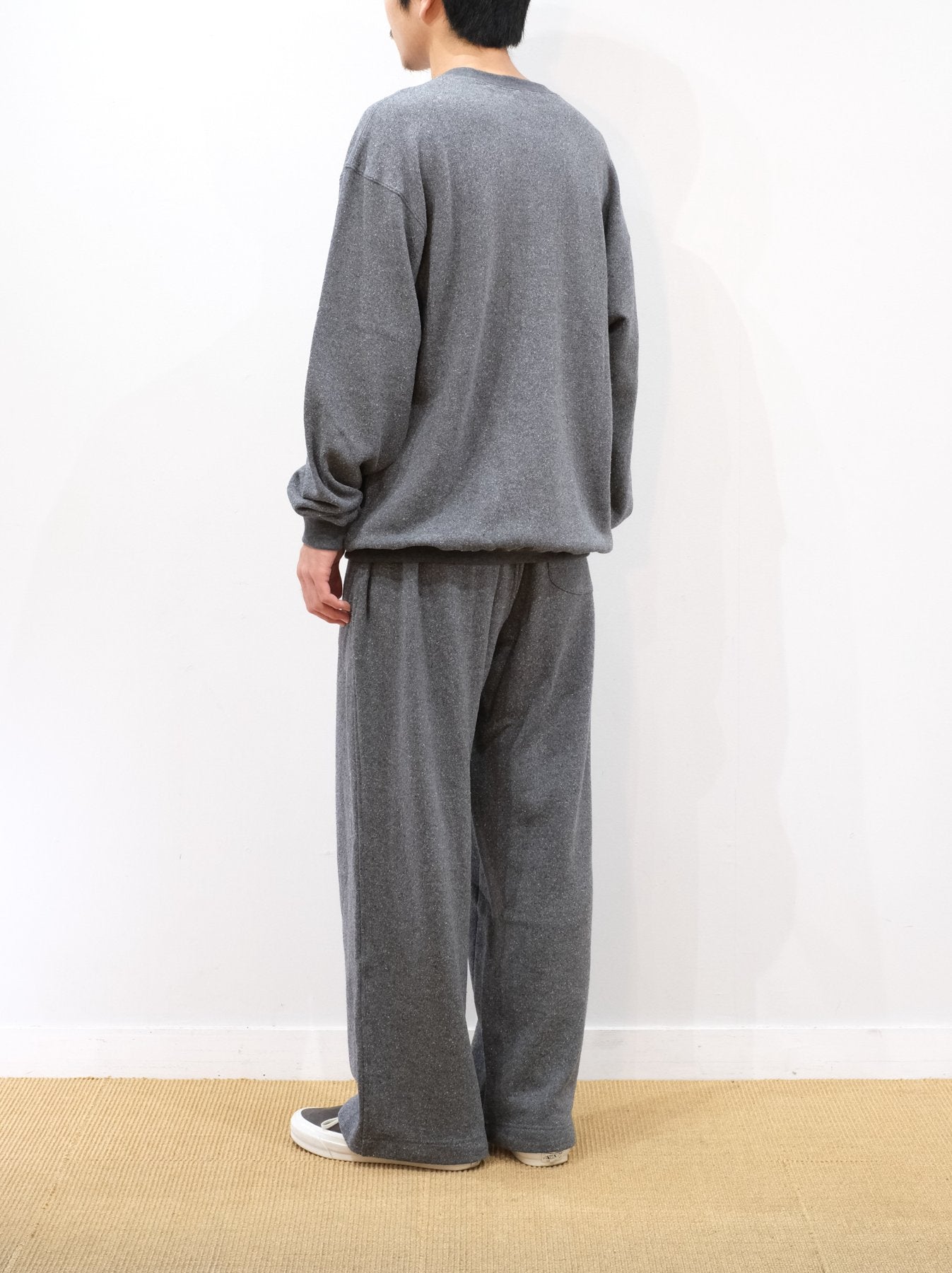 Model 175cm size L color TOP GRAY着用