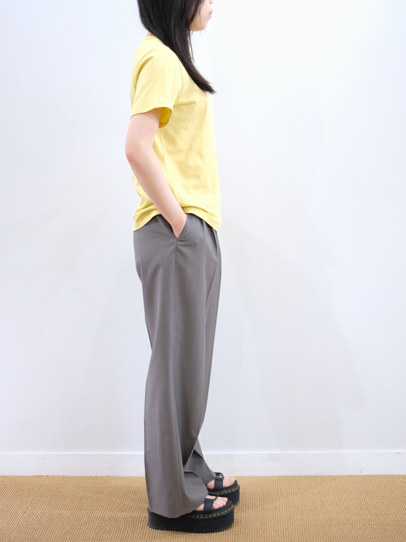 Model 160cm size S color MUTED YELLOW着用