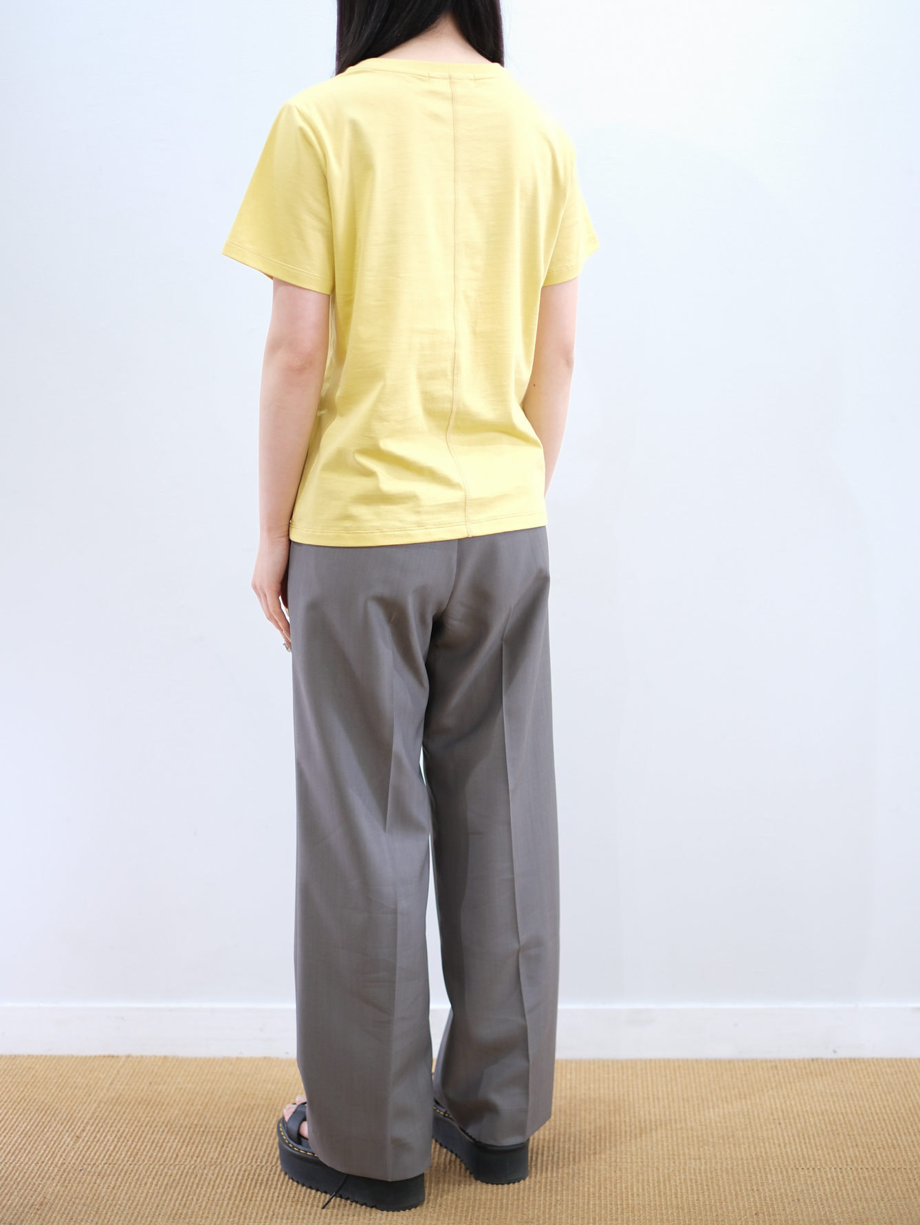 Model 160cm size S color MUTED YELLOW着用
