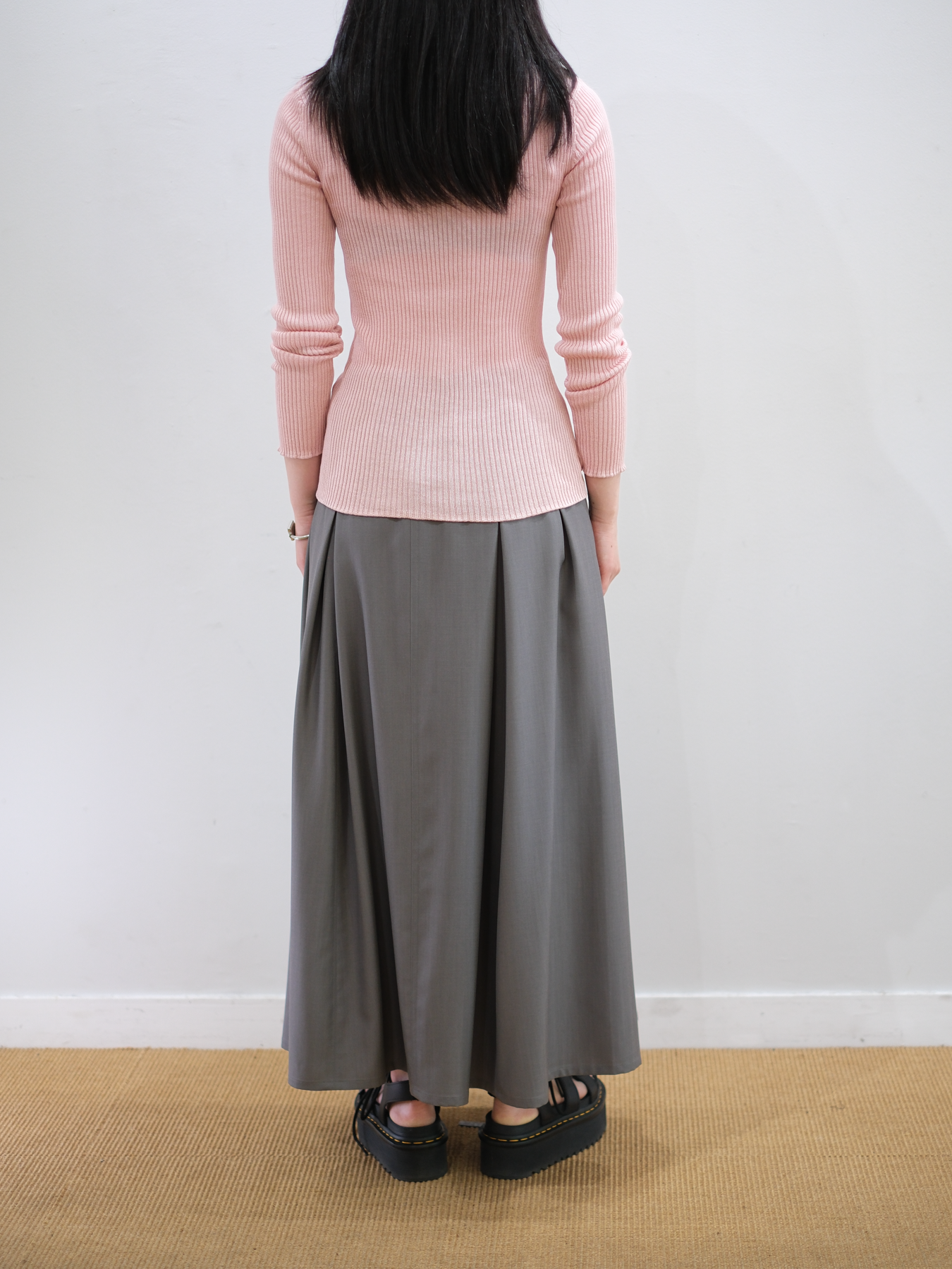 Model 160cm size M color LIGHT GRAY着用