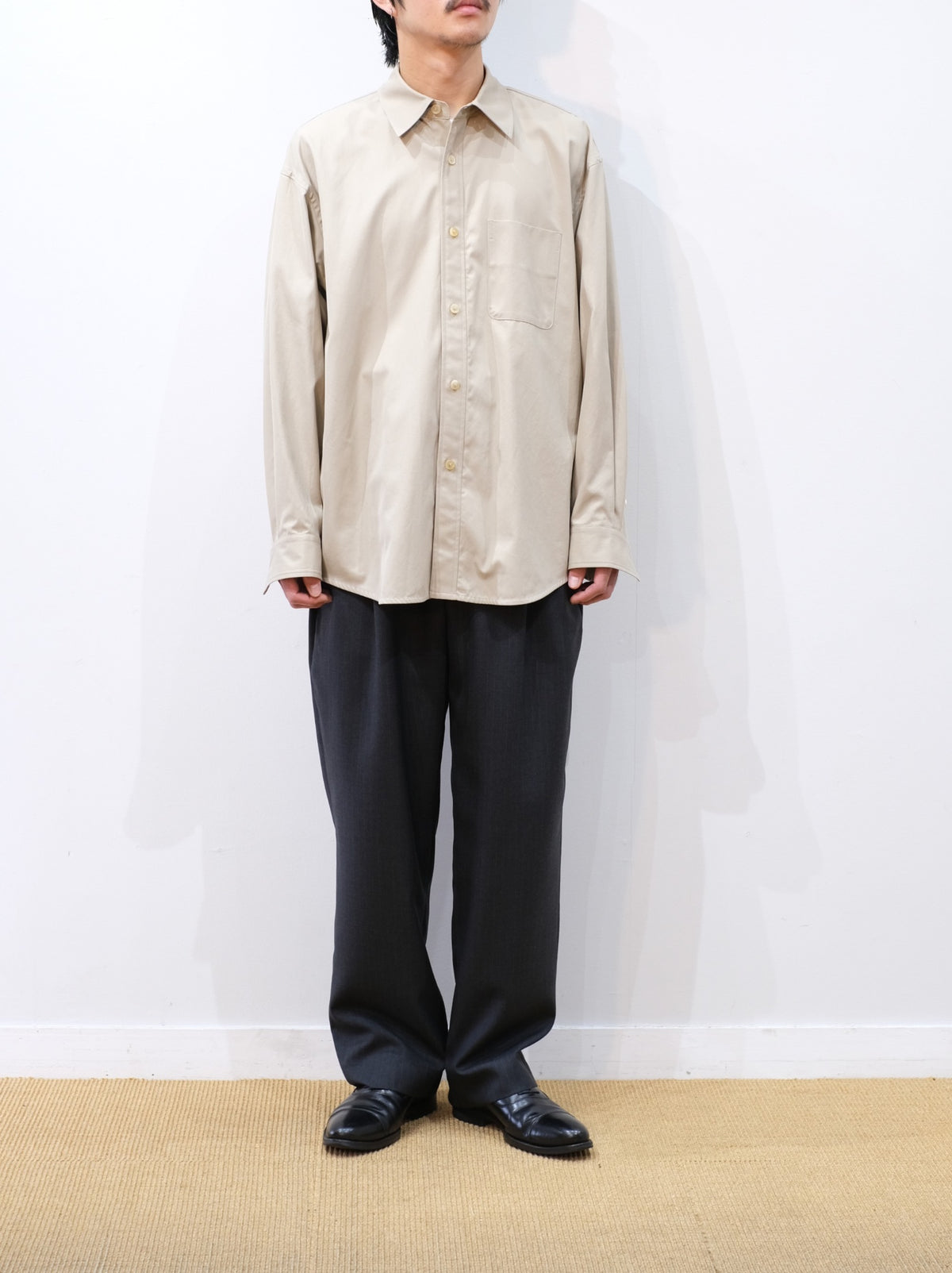 Model 175cm size L color ASH BEIGE着用