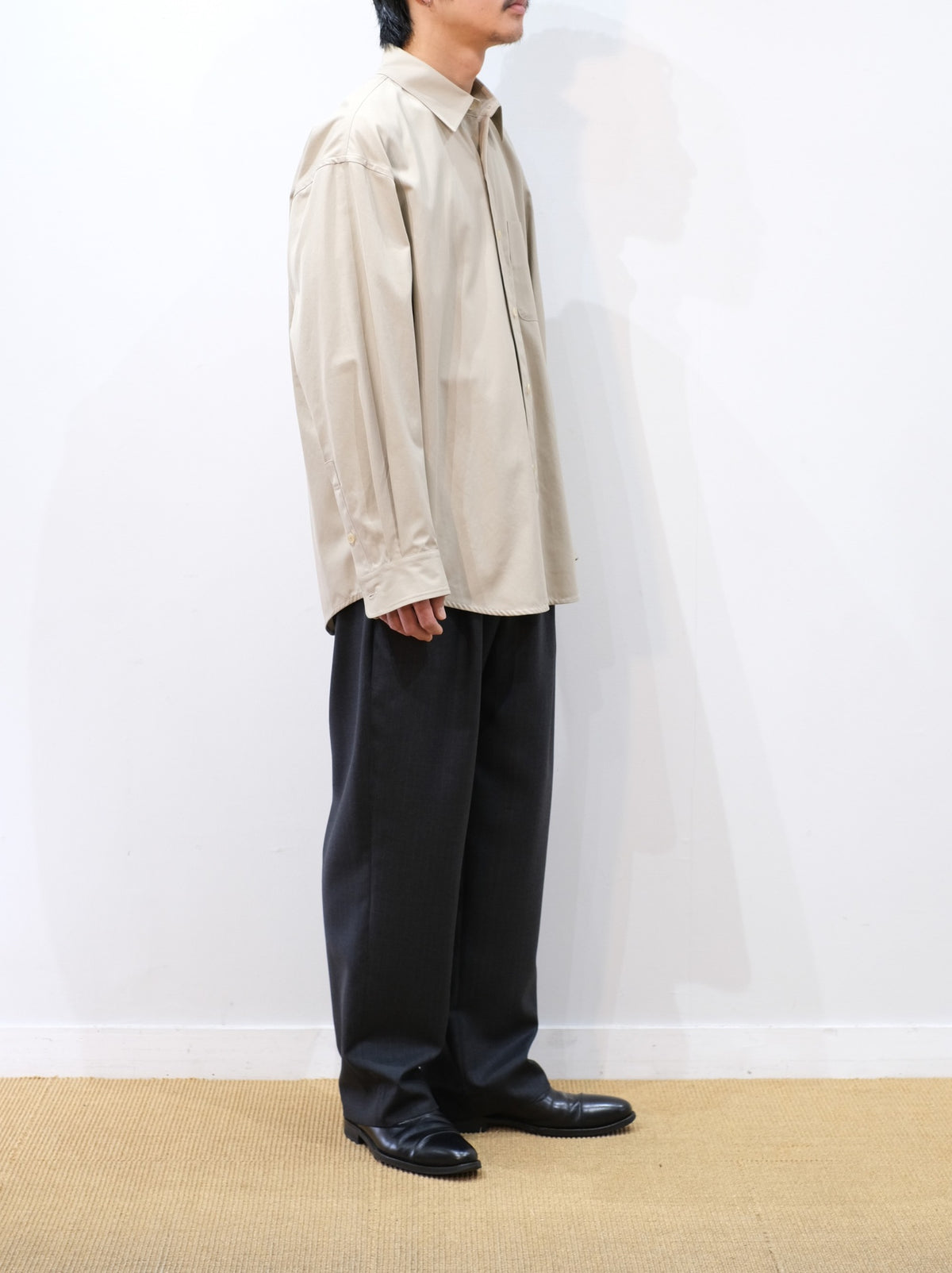 Model 175cm size L color ASH BEIGE着用