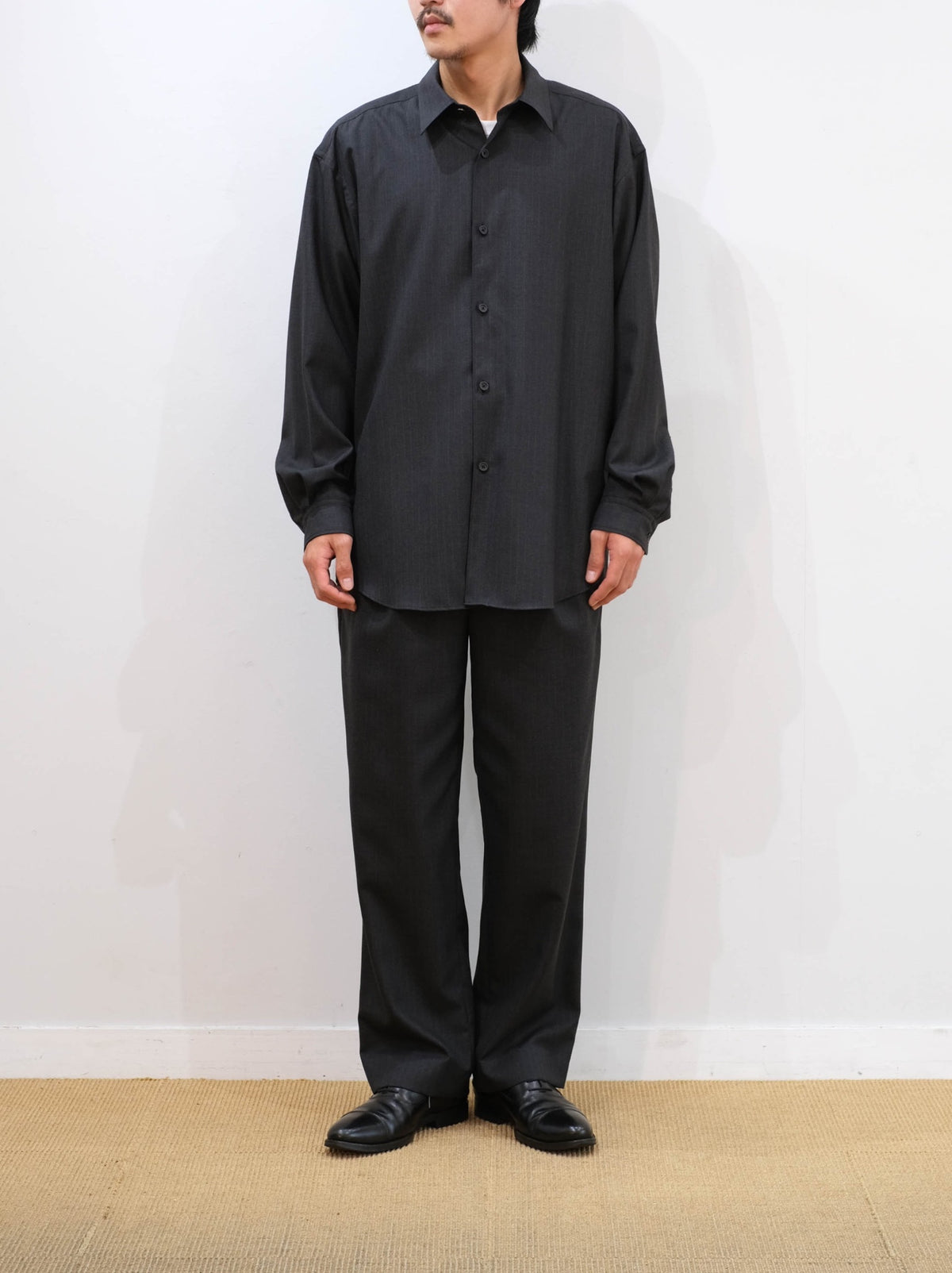 Model 175cm size M color CHARCOAL STRIPE着用