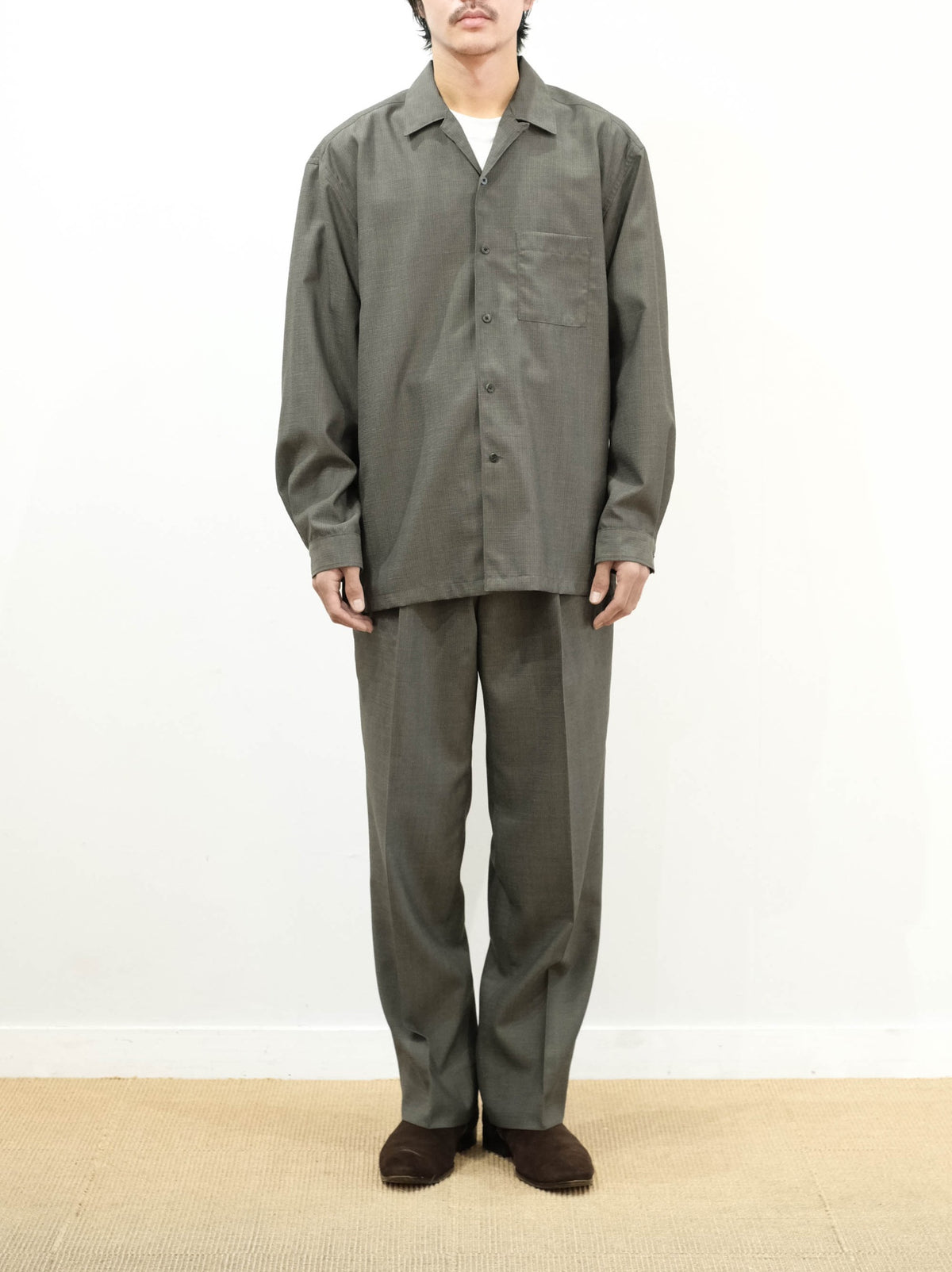 Model 175cm size L color GREIGE着用