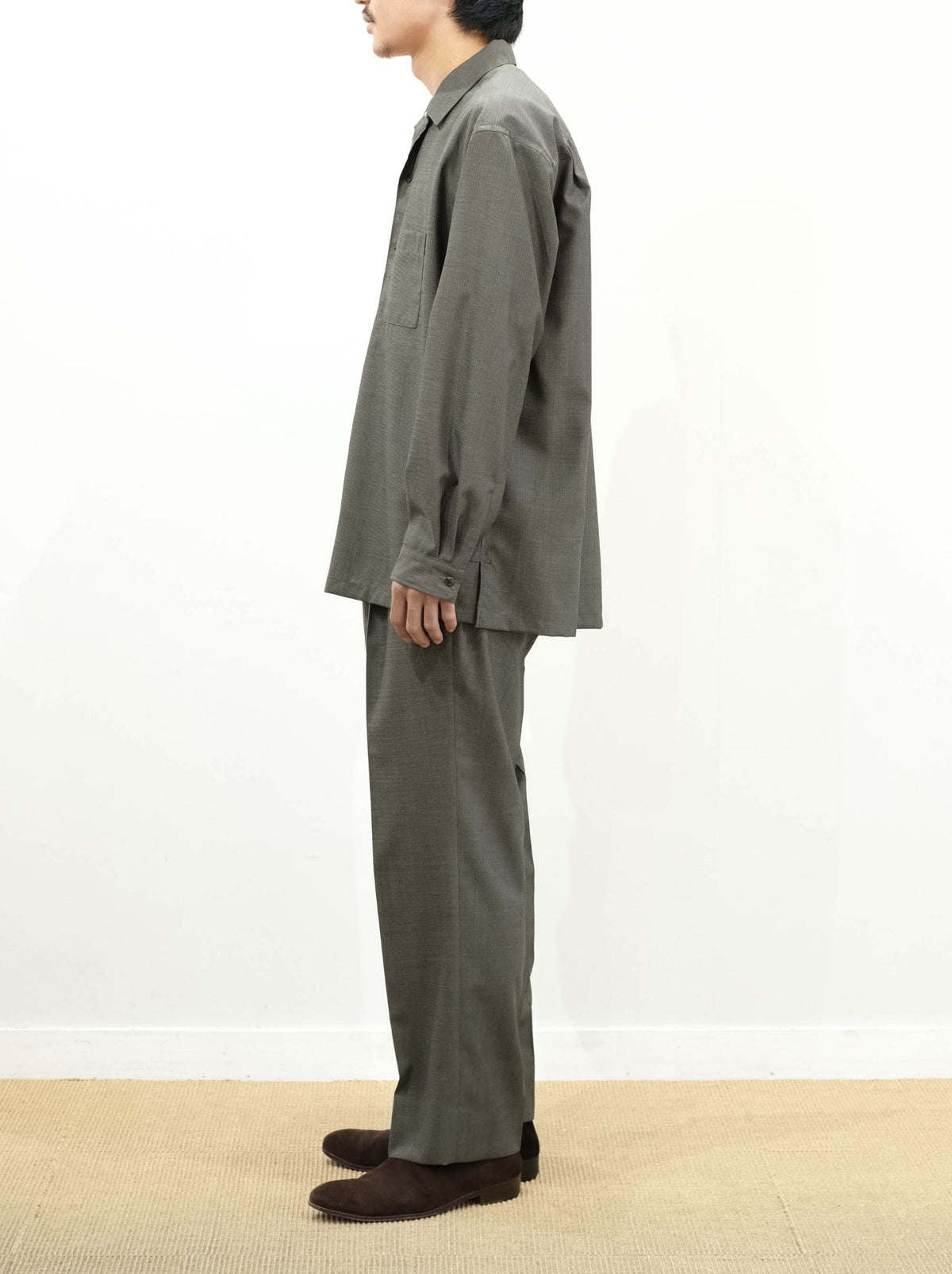 Model 175cm size L color GREIGE着用