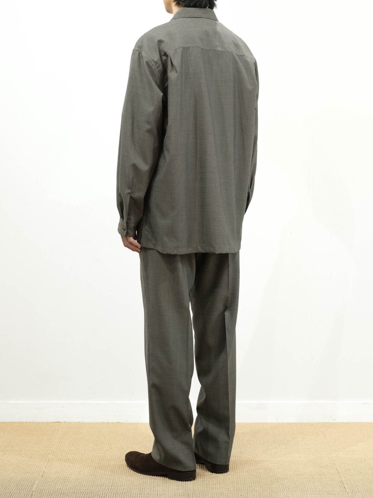 Model 175cm size L color GREIGE着用