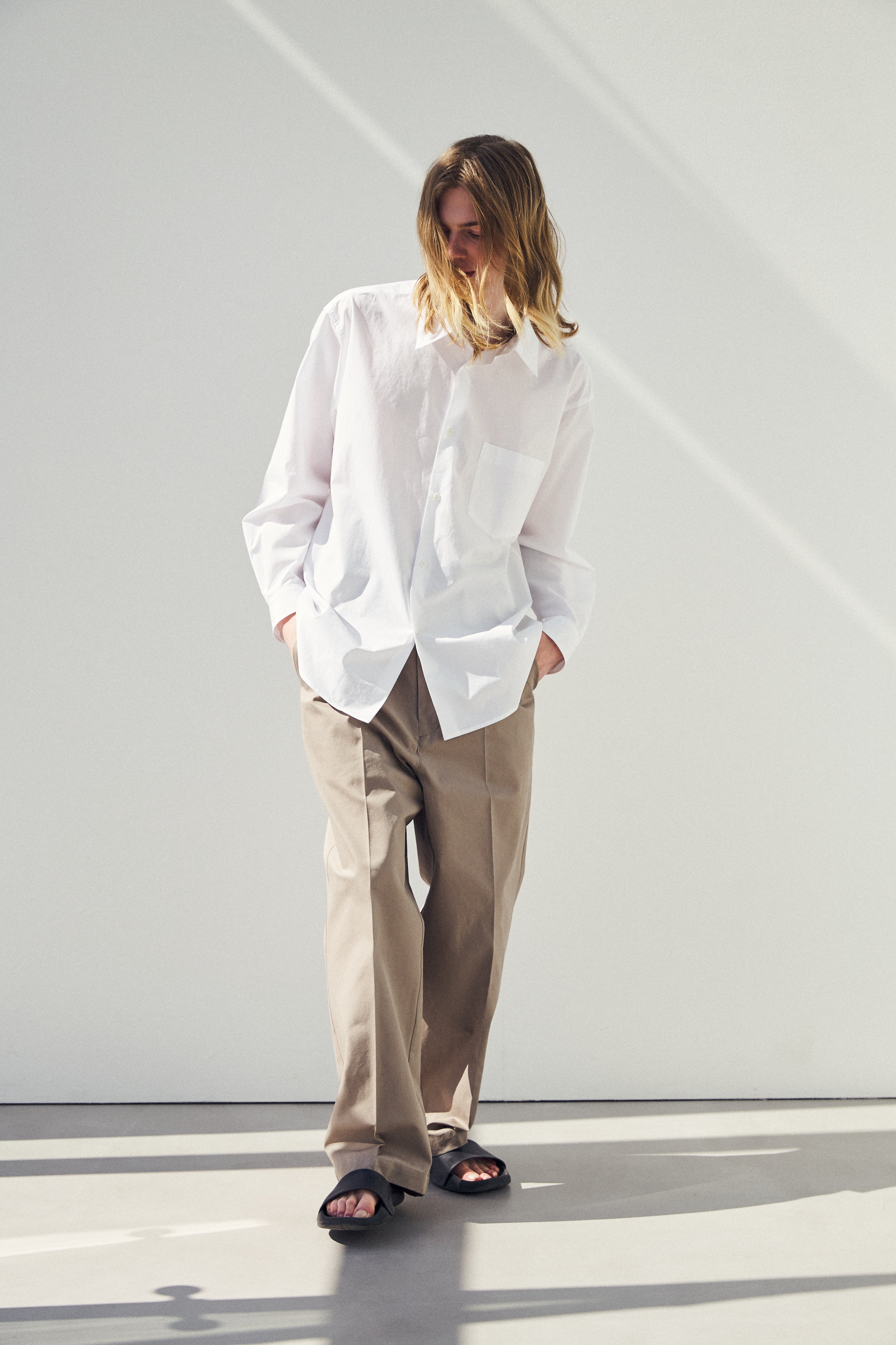 FINX COTTON GABARGINE PANTS｜BEIGE